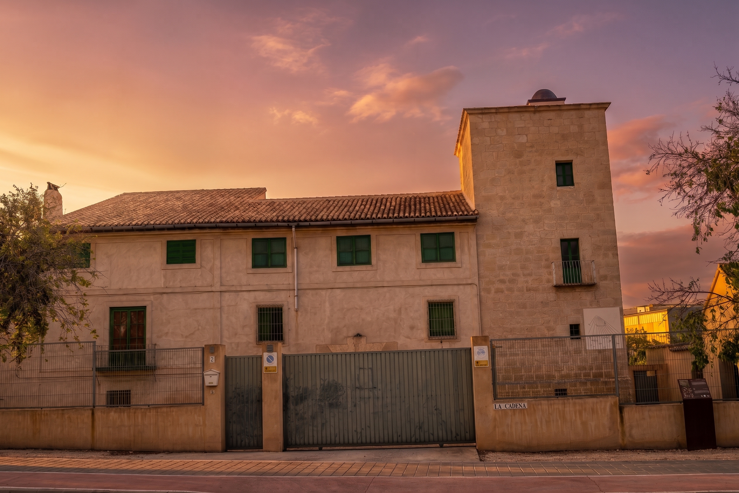 Finca Lo de Bellón e Torre de la Cadena al tramonto: dimora signorile, torre in pietra da taglio con balcone e meridiana